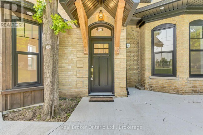 Photo du bâtiment - 16 Hillcrest St W