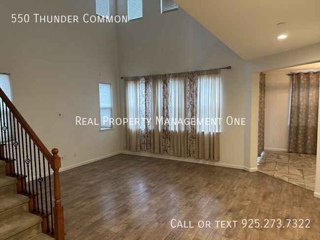 Building Photo - Gorgeous 4 Bedroom, 3 Bathroom Single-Fami...