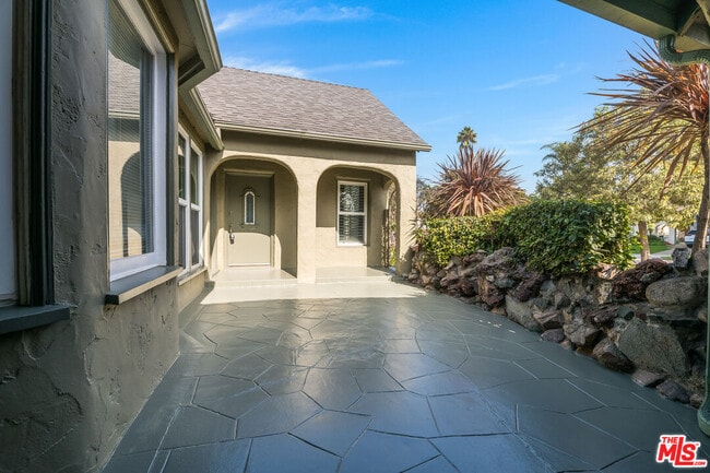 Foto del edificio - 1211 S Genesee Ave