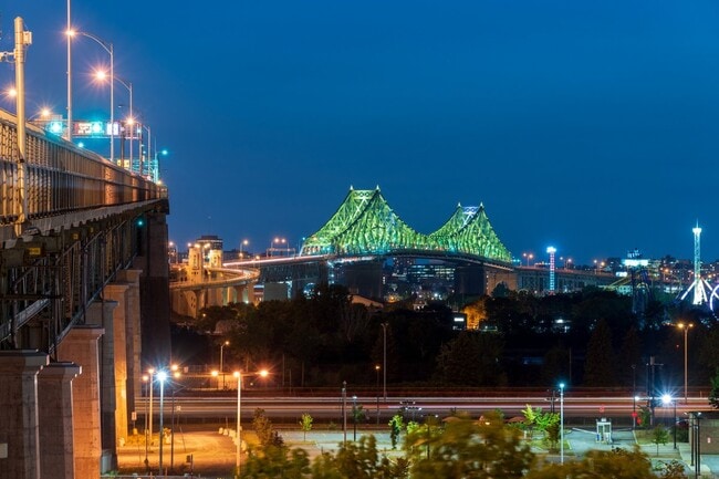 The illuminated Jacques Cartier Bridge connecting Longueuil to Montréal.
