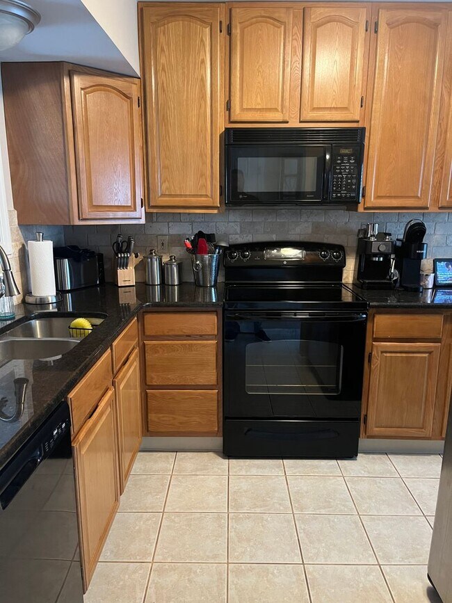 Building Photo - Stunning 3 Bedroom Townhome !