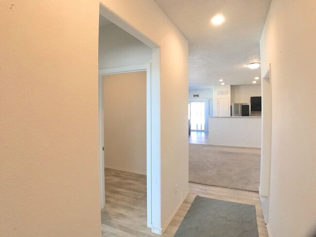 Foto del edificio - Spacious 4 Bedroom Los Lunas Home. Open la...