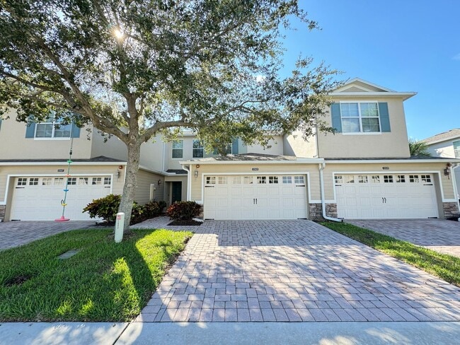 Building Photo - Great Townhome Close to Winter Garden vill...