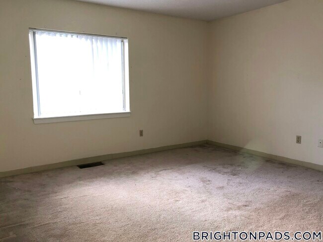 Foto del edificio - 148 N Beacon St