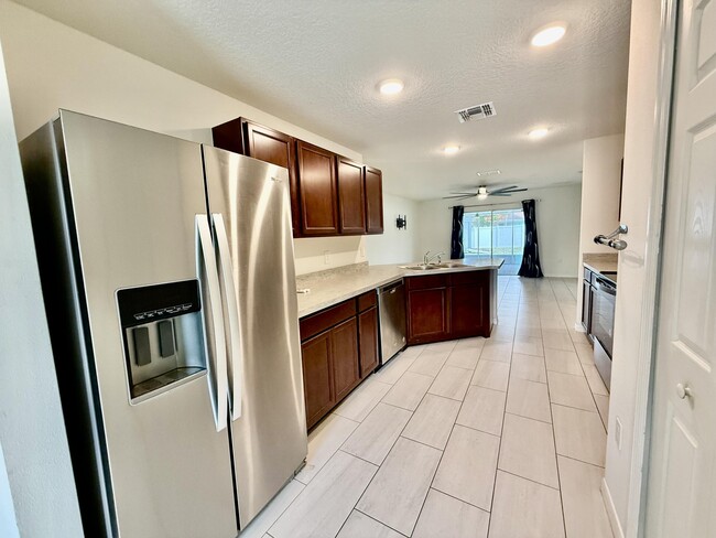 Building Photo - 949 SW Fisherman Ave