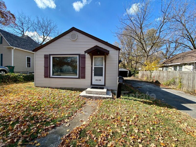 Foto principal - 2139 N Benton Ave