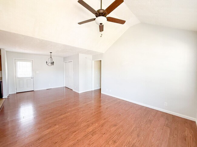 Building Photo - 3 Bedroom 2 Bathroom Townhome