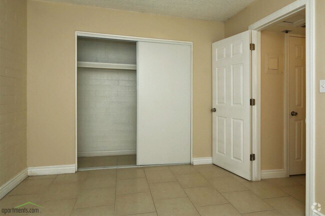 Closet - Radius Apartments