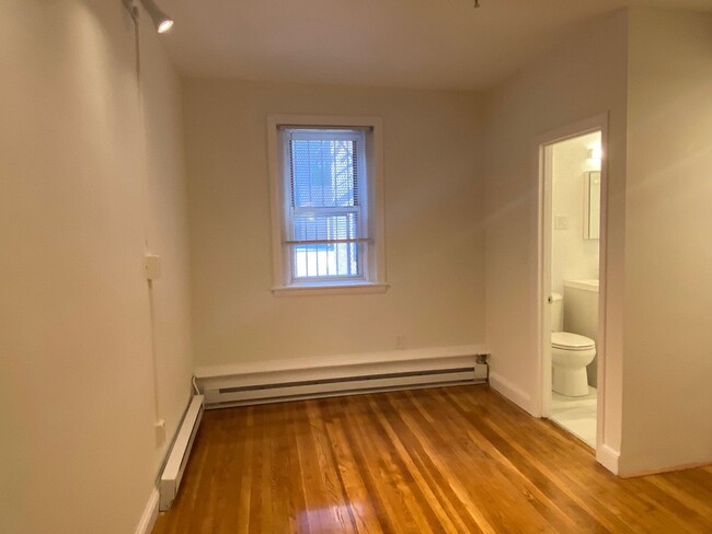 Building Photo - Nicely renovated studio in Back Bay for Se...