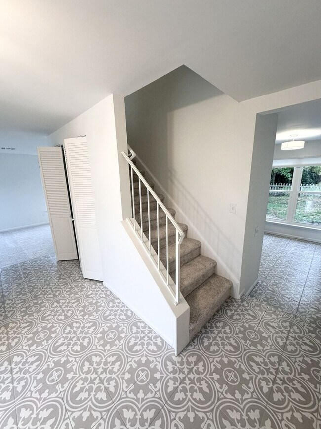 Building Photo - Beautiful Remodled house in ROCK CREEK