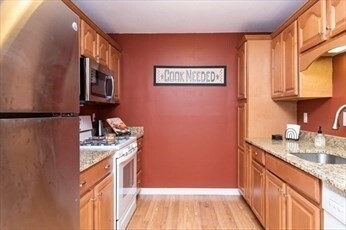 Building Photo - 3 Greenbriar Dr