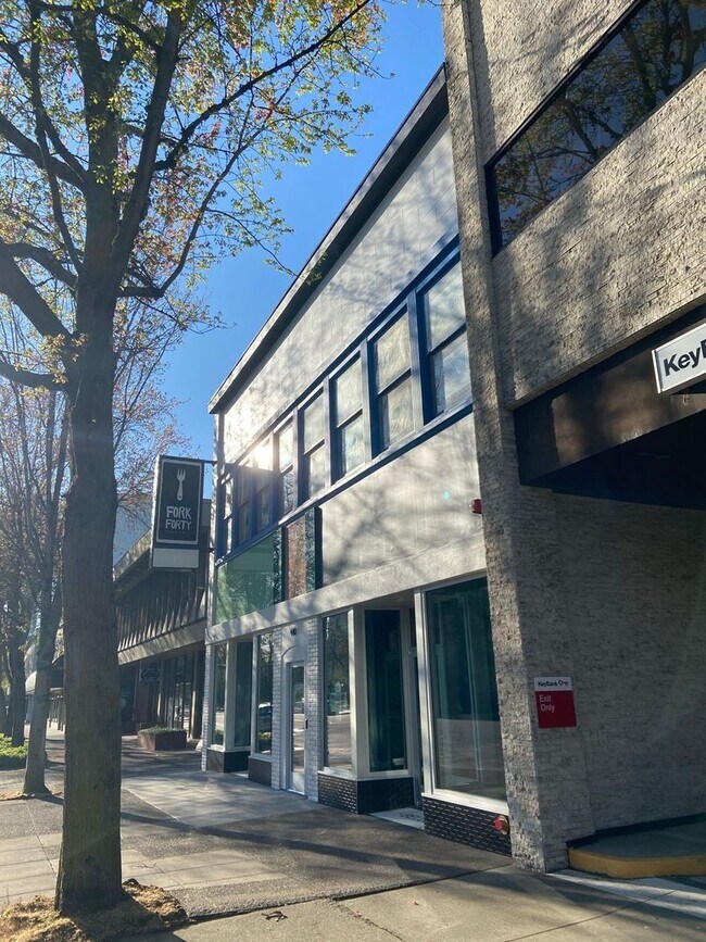 Building Photo - Recently Renovated Studio in Downtown Salem