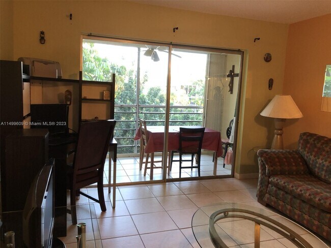 Building Photo - 615 S State Rd 7