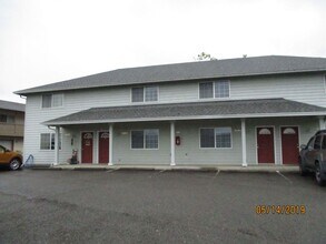 Building Photo - 1057 Lookingglass Rd