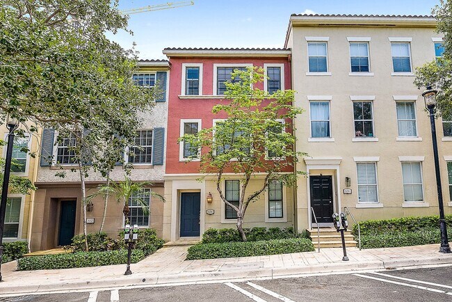 Beautiful home - 634 Fern St Townhome