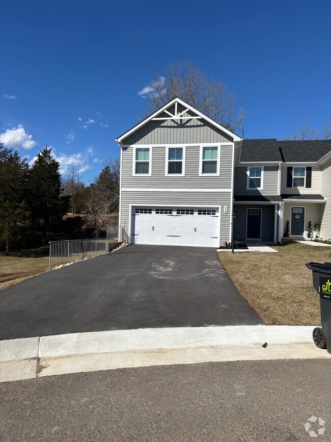 Building Photo - 284 Thicket Dr