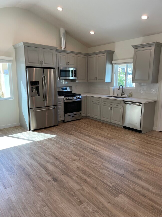 High ceilings main kitchen dining area - 712 N Frederic St