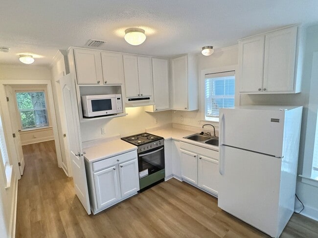 Building Photo - Charming Cottage Just Steps from Downtown ...
