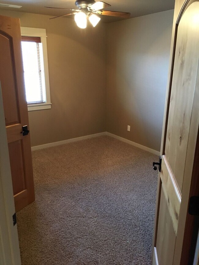 Building Photo - 2811 Blackbird Dr