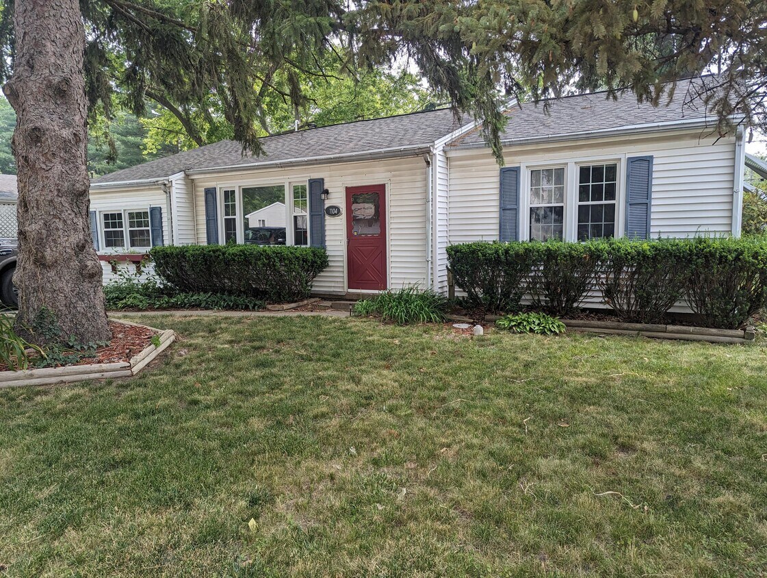 Foto principal - 1104 S Mattis Ave