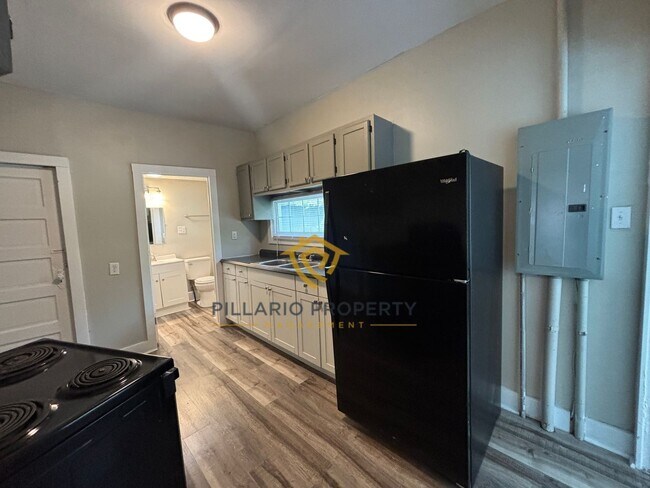 Foto del edificio - Renovated, 3 Bedroom Near Indy Motor Speedway Home Available NOW!