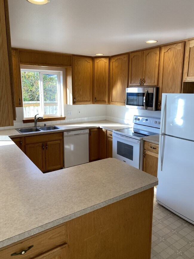 Building Photo - 3-Bedroom, 2-bathroom Home with Large Back...