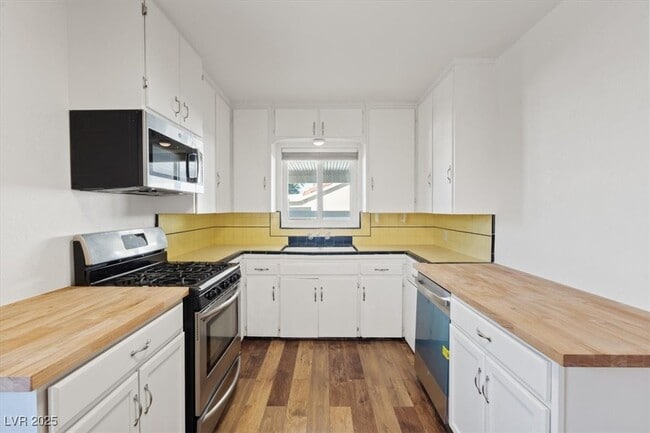 Building Photo - 1609 Chapman Dr