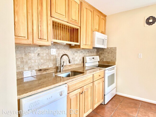 Building Photo - 4 br, 2.5 bath House - 5514 Chillum Pl, NE