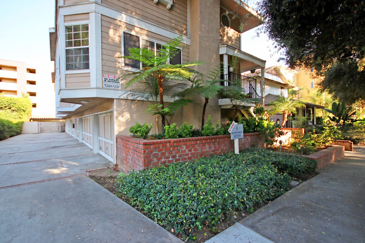 Primary Photo - 178 N Oak Knoll Ave