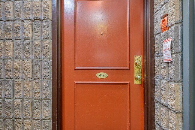 Photo du bâtiment - INCLUSIVE TWO BEDROOM APARTMENT STEPS FROM WHITEOAKS MALL
