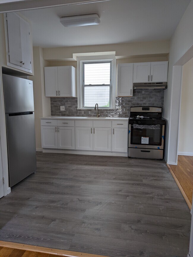 Building Photo - 144 Rockwell St