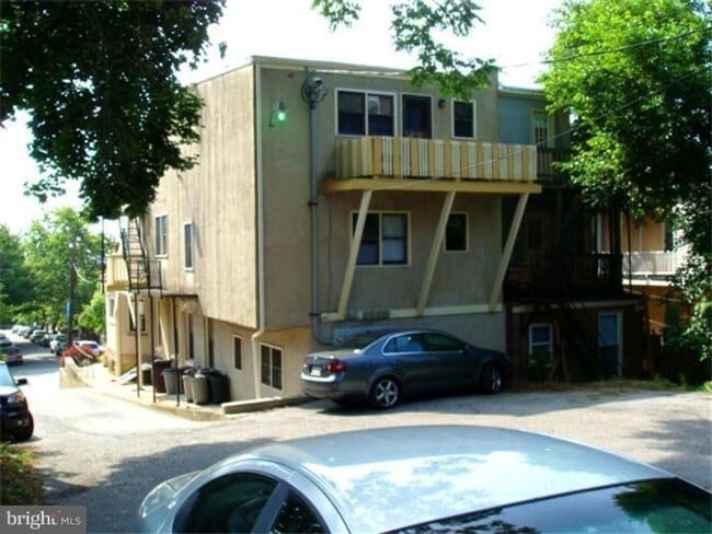 Building Photo - 811 N Van Buren St