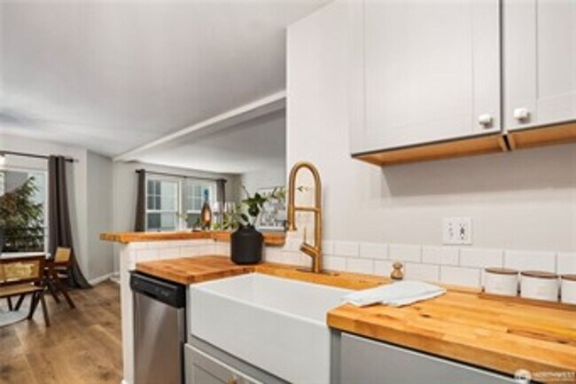 Foto del edificio - 2 Bedroom Condo Available Now!