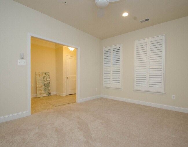 Building Photo - 45 Linden Pl