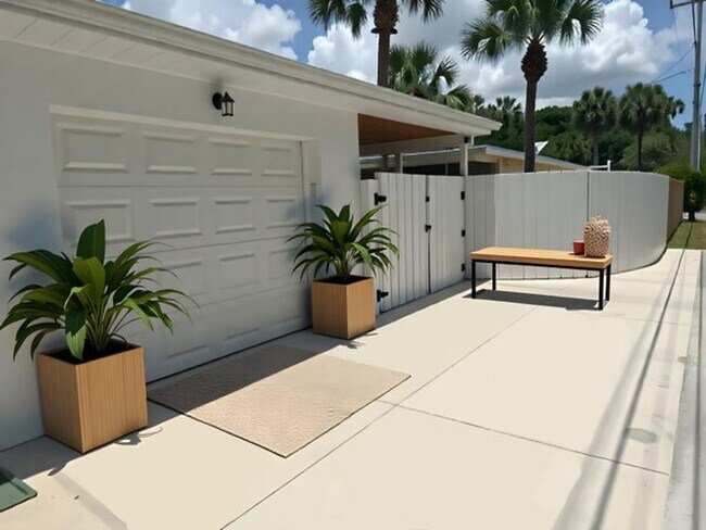 Building Photo - 126 N Palmway