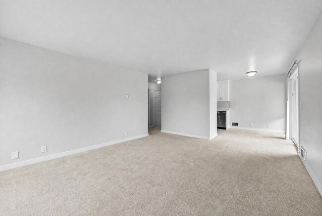 Building Photo - 812 100th Ave NE