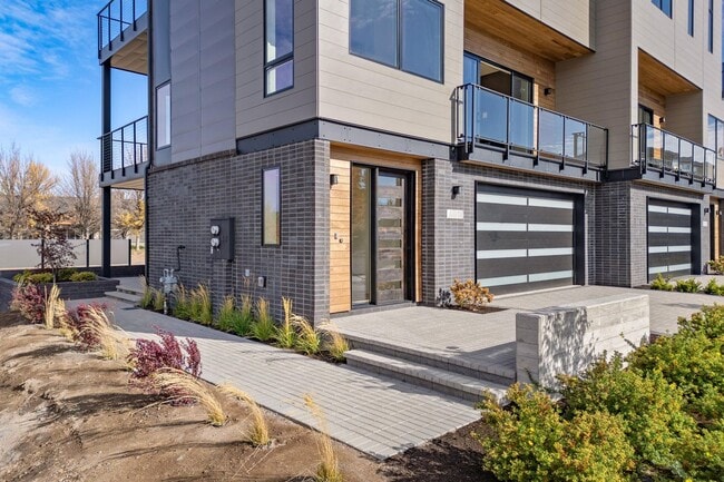 Building Photo - 4Bed 3.5 Bath - Views - Studio