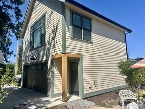 Building Photo - 326 Boblett St