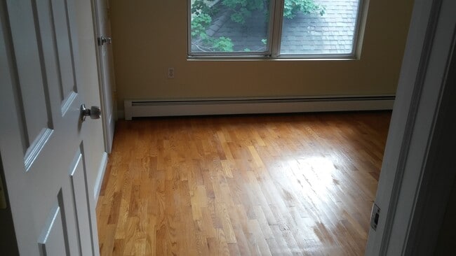 Room 1 11x11 - 286 Shaler Blvd