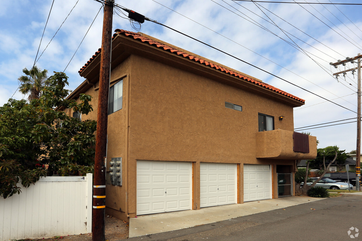 Building Photo - Freeman Palms Apartments