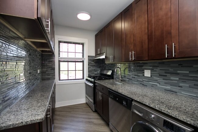 Building Photo - 733 Judson Ave