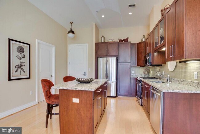 Building Photo - 8220 Crestwood Heights Dr