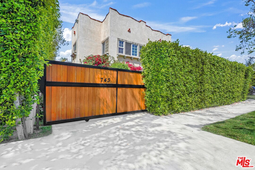 Primary Photo - 741 N Las Palmas Ave