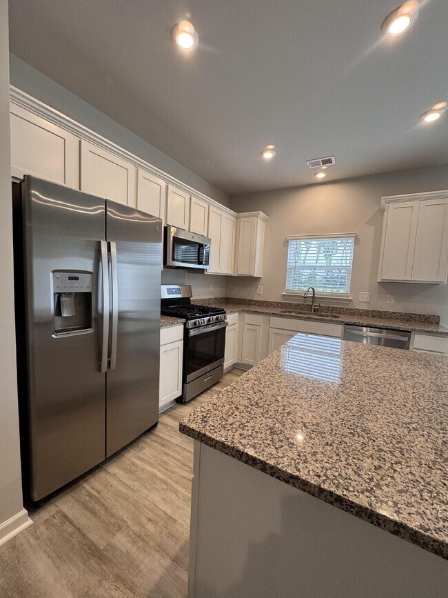 Foto del edificio - PRICE REDUCED! Modern 3-Bed Townhome in Greer — Stylish Design & Community Perks in Prime Location!