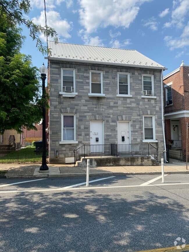 Building Photo - 723-723 Manor St