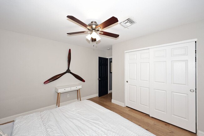 Building Photo - Fully Furnished Remodeled 4 Bedroom / 4 Bathroom Home with spacious back yard & pool in Central P...