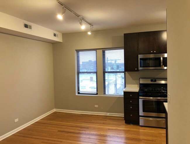 Building Photo - 3217 W Cullom Ave