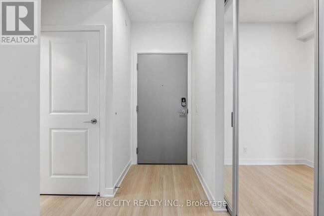 Building Photo - 30 Upper Mall Wy