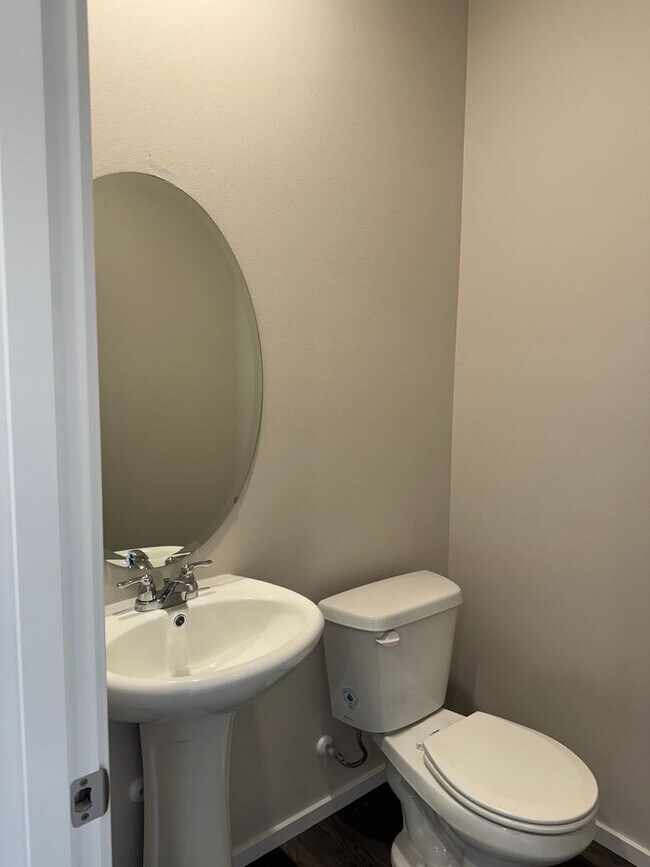 Building Photo - 4 bedroom 2.5 bathroom in Marcola Meadows!