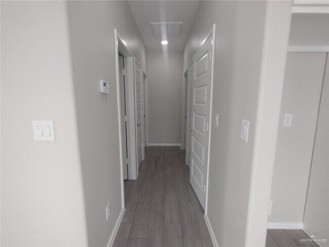 Building Photo - 1409 Shavano Dr